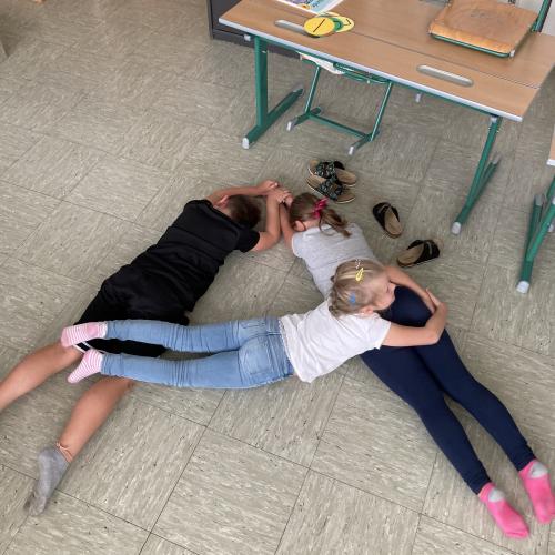  Kinder stellen Buchstaben mit Körper dar 2