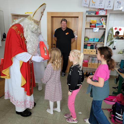Nikolaus segnet Kinder 2