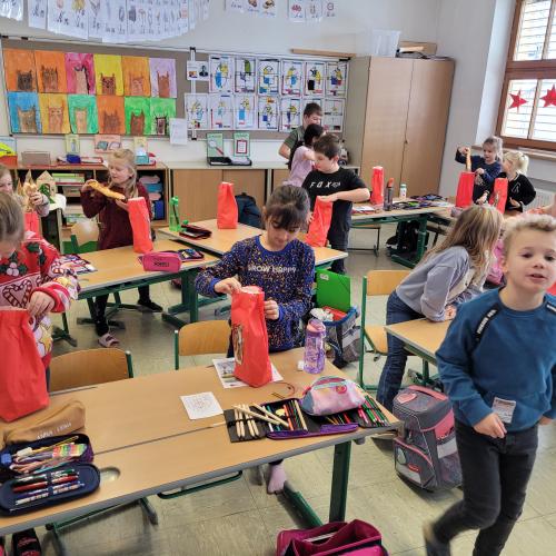 Nikolaussäcke werden ausgepackt