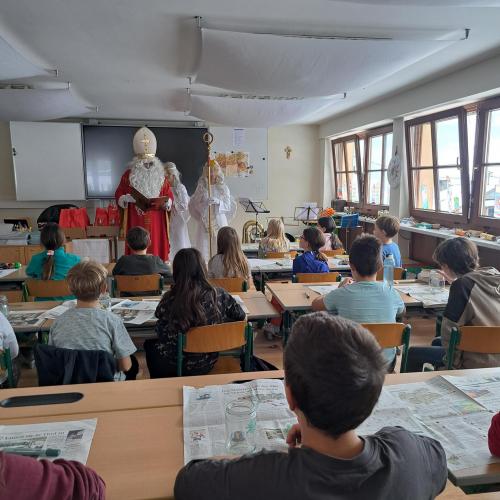Kinder hören dem Nikolaus zu
