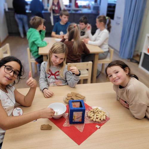 Kinder essen Kekse 1