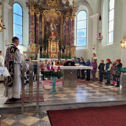 Kinder um den Altar