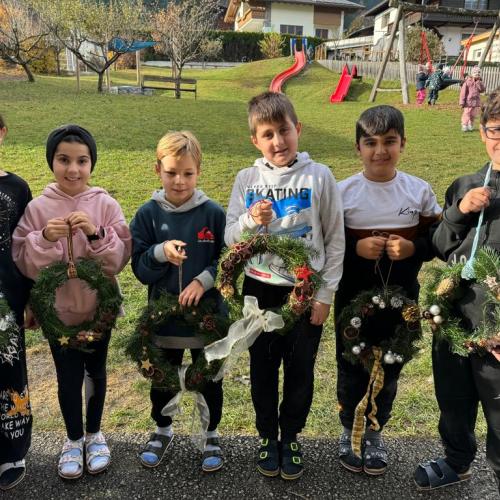 Kinder und Adventskränze 