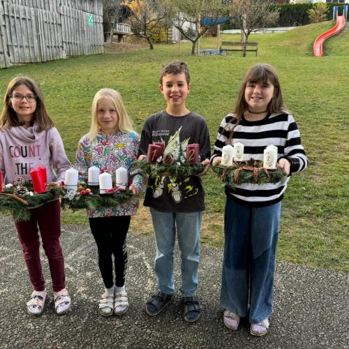 Kinder und Adventskränze 1