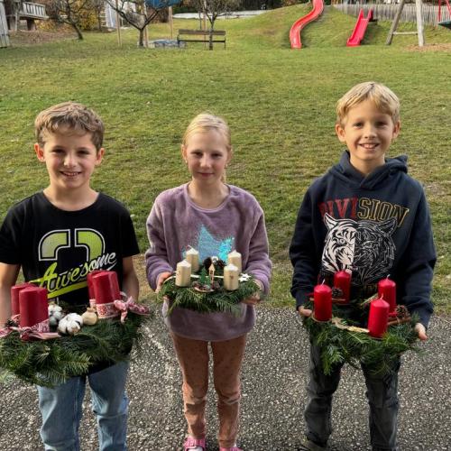Kinder und Adventskränze 3
