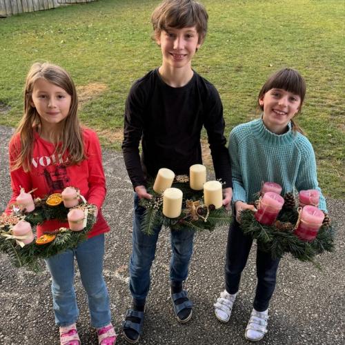 Kinder und Adventskränze 4