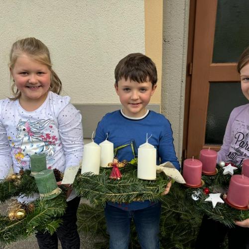 Kinder und Adventskränze  5