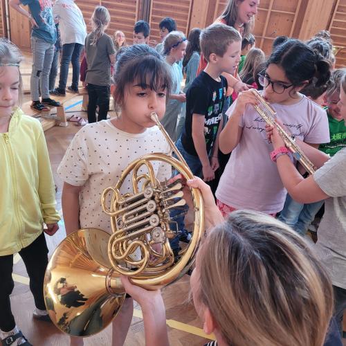 Kinder probieren Instrumente aus