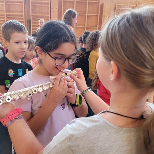 Kinder probieren Instrumente aus 4
