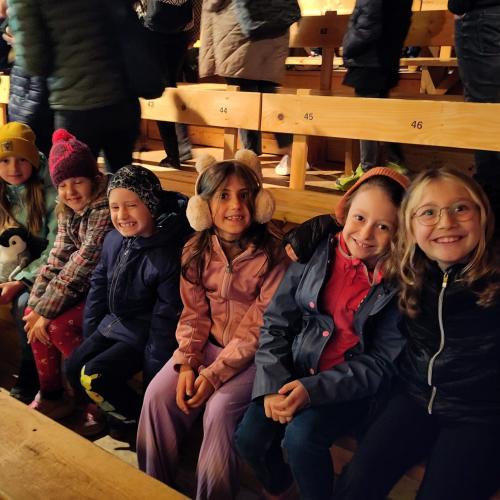 Kinder im Zuschauerraum