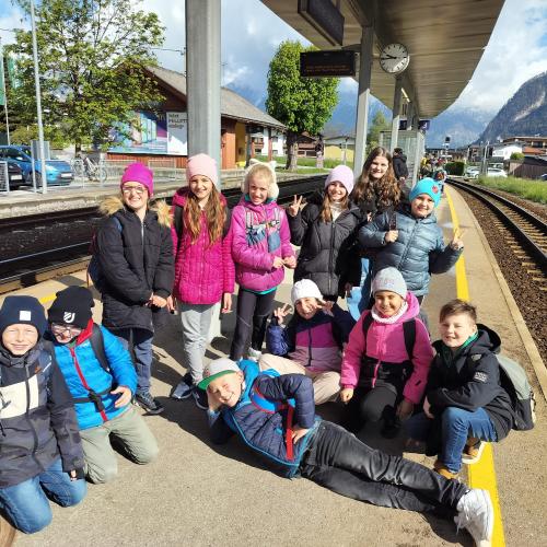 Kinder warten auf den Zug