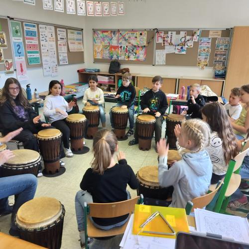 Kinder trommeln gemeinsam