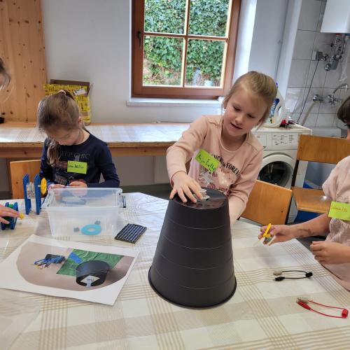 Kinder bauen ein kleines Wasserkraftwerk 1
