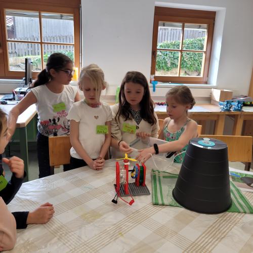 Kinder bauen ein kleines Wasserkraftwerk 2