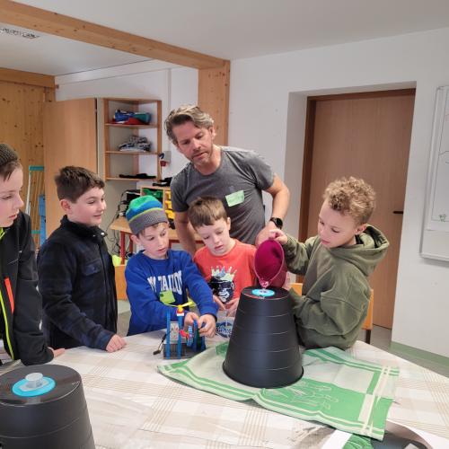 Kinder bauen ein kleines Wasserkraftwerk 7