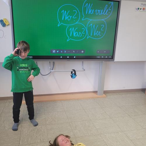 Kinder spielen Notruf nach