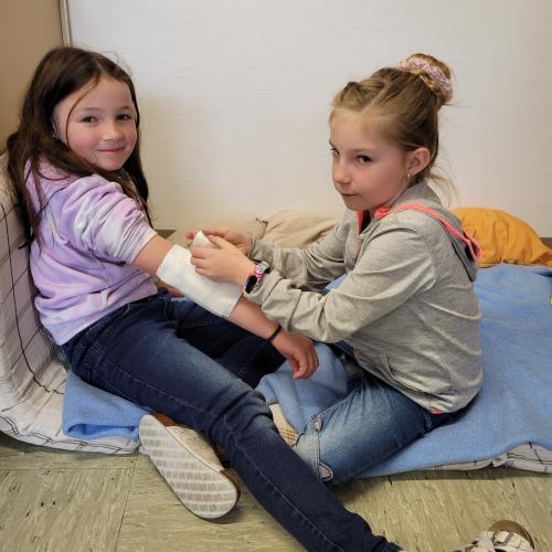 Kind verbindet einen Arm