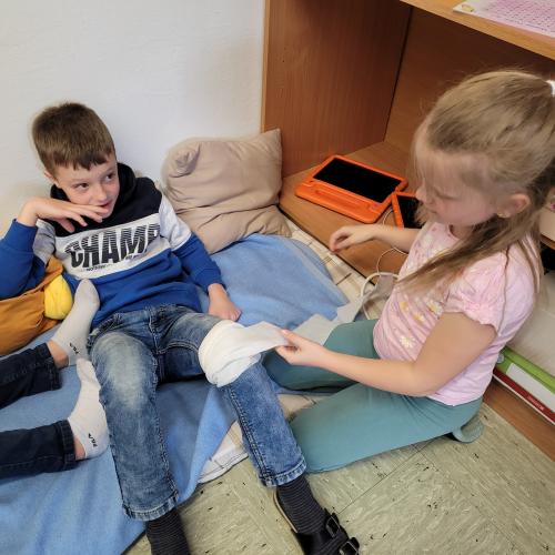 Kind verbindet Fuß