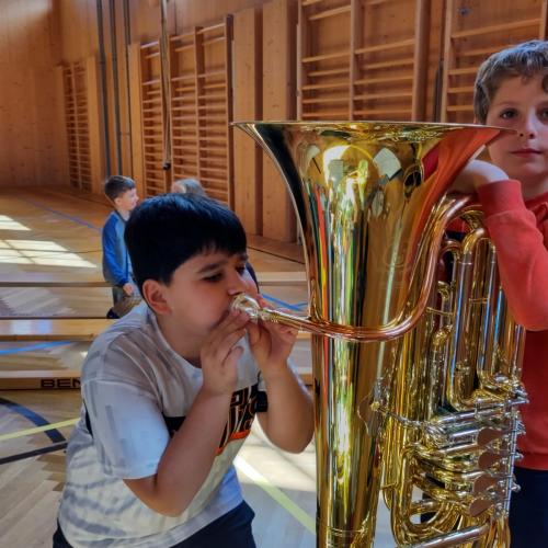 Kind spielt Instrument 2