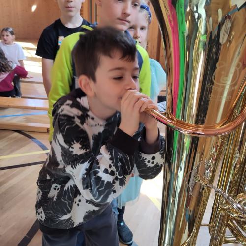 Kind spielt Instrument 1