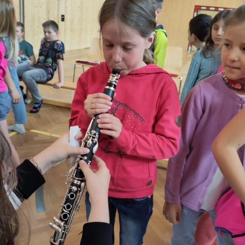 Kind spielt Instrument 3