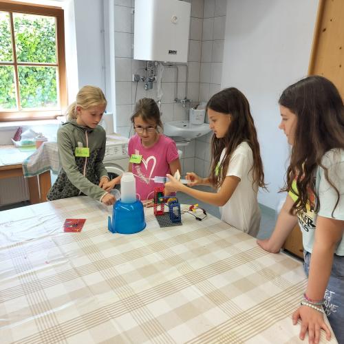 Kinder bauen ein kleines Wasserkraftwerk 3