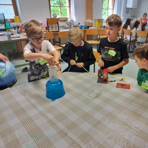 Kinder bauen ein kleines Wasserkraftwerk 4