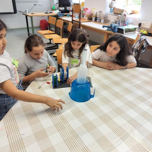 Kinder bauen ein kleines Wasserkraftwerk 5