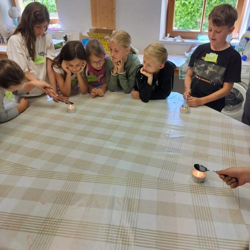 Kinder bauen ein kleines Wasserkraftwerk 6