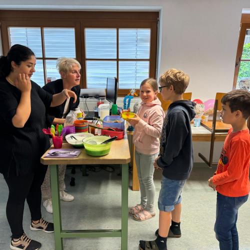 Eltern bedienen Kinder