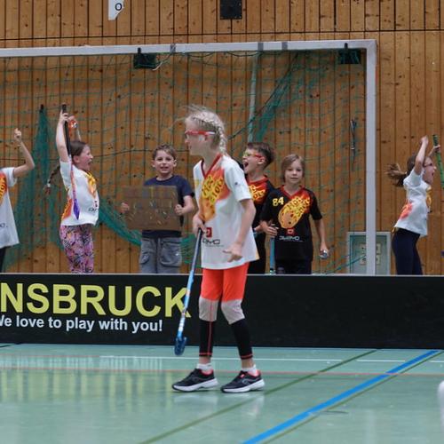 Kinder freuen sich über ein Tor