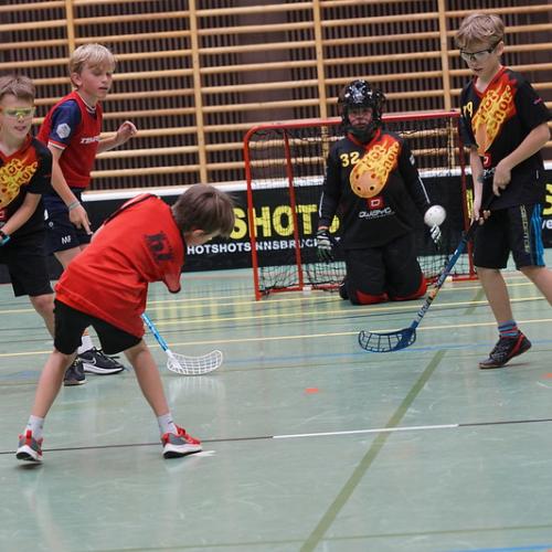 Jungs spielen Floorball
