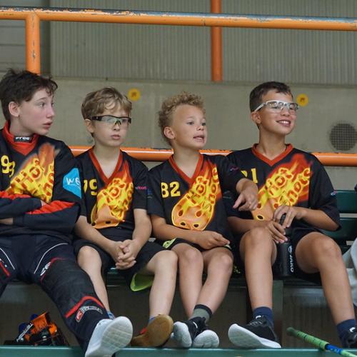 Jungs schauen zu