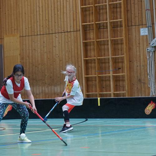 Mädchen spielen Floorball