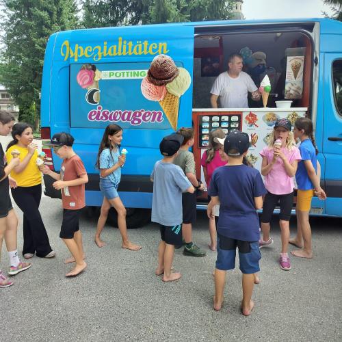 Eiswagen mit Kindern