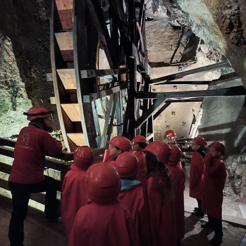 Kinder im Bergwerk