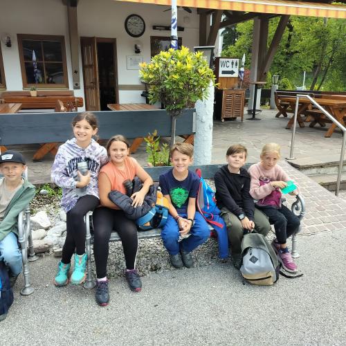 Kinder warten vor dem Bergwerk