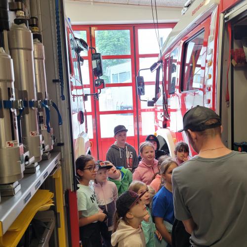 Kinder hören dem Feuerwehrmann zu