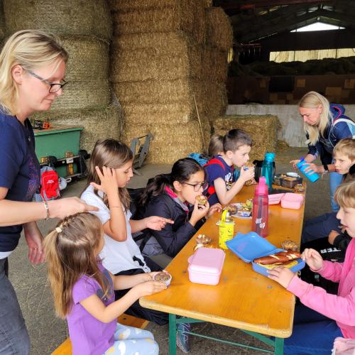 Kinder essen in der Tenne 2