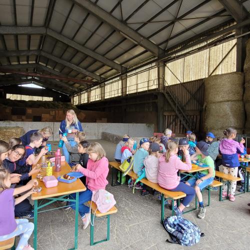 Kinder essen in der Tenne