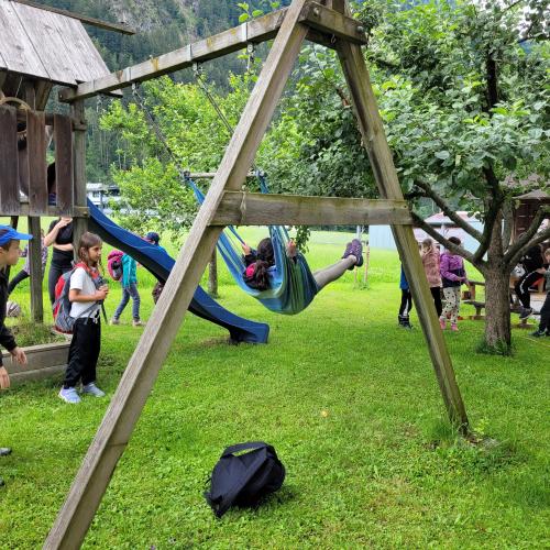Kinder spielen im Garten