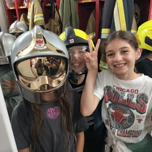 Kind mit Helm