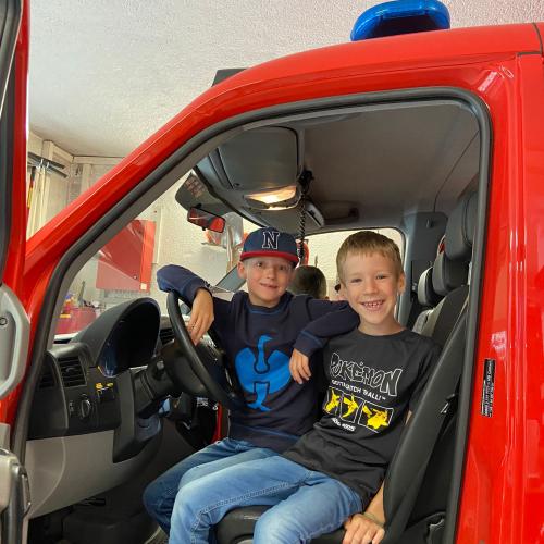 Kinder im Feuerwehrauto 2