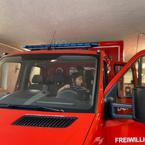 Kinder im Feuerwehrauto 3