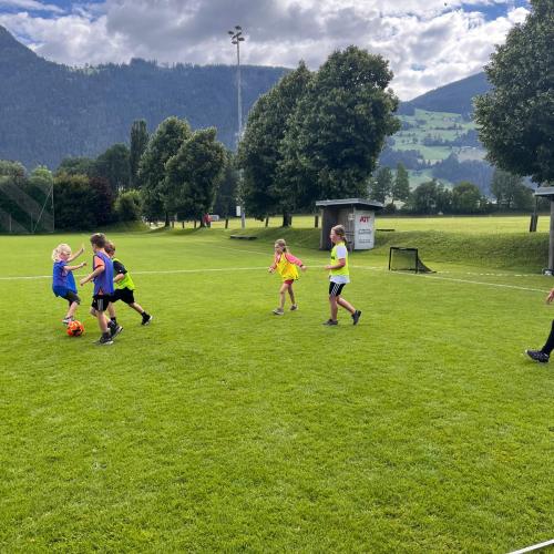 Kinder spielen Fußball