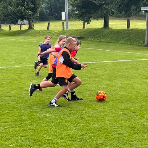 Kinder spielen Fußball 2