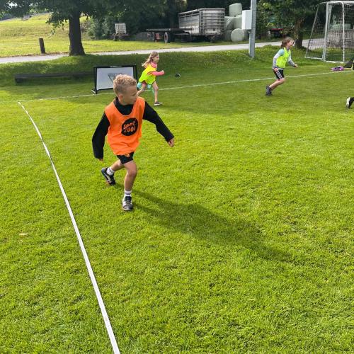 Kinder spielen Fußball 3