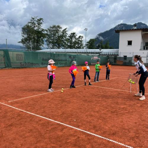 Kinder spielen Tennis
