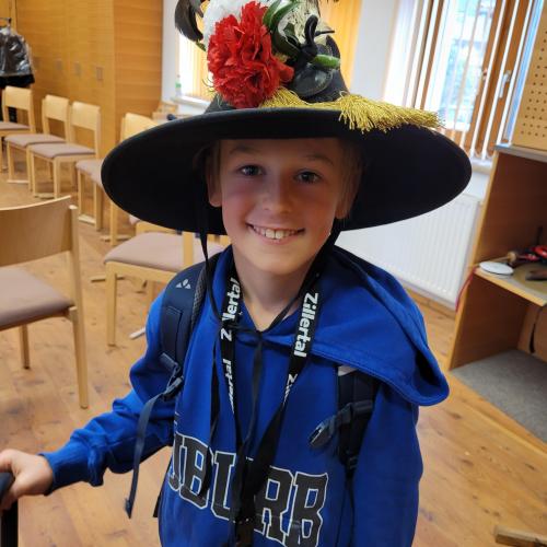 Kind mit Musikantenhut