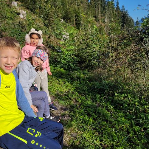 Kinder machen eine Pause